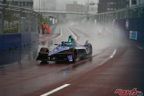 優勝を飾ったマセラティのストフェル・ヴァンドーン