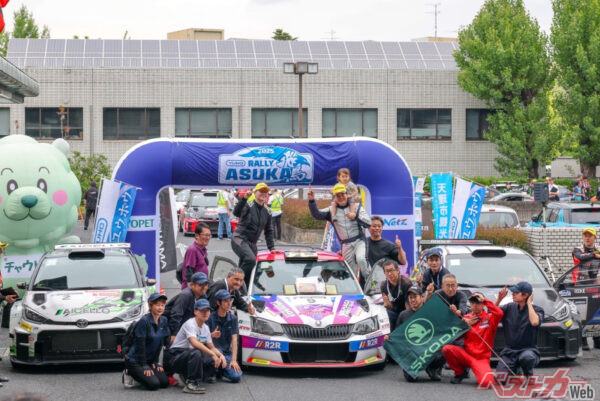 2025年シーズン初の勝利を挙げ喜ぶ新井選手とチームのメンバーたち