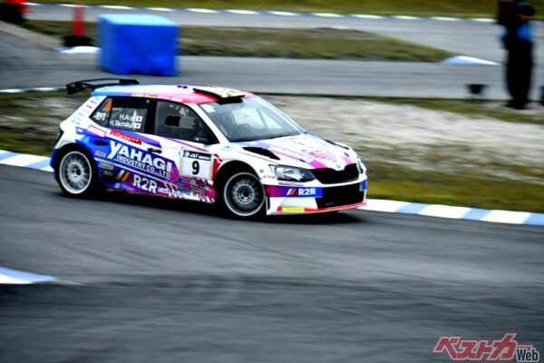 果敢に攻める新井選手とそれに応えるショコダ丸