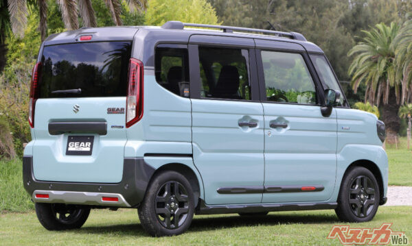 お待たせしました～!! スペーシアギアのリアスタイル！ 膨らみを持たせたリアタイヤまわりのデザインに加え、シルバーの「スキッドプレート」が効いている！ カッコいいぜ