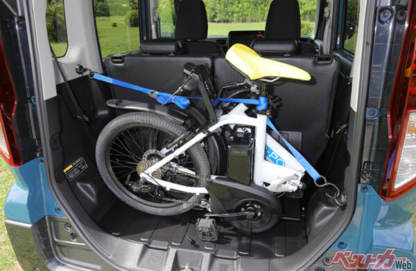 折り畳み自転車ならラクに積めるラゲッジスペース。優秀だ!
