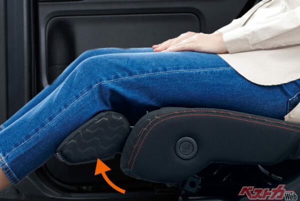 後席にはオットマン(マルチユースフラップ)も備わり、快適でうれしい~!