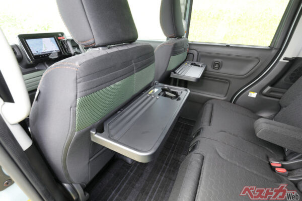 後席に座ればトレーも使えて何かと便利!! シート柄デザインも凝っています！