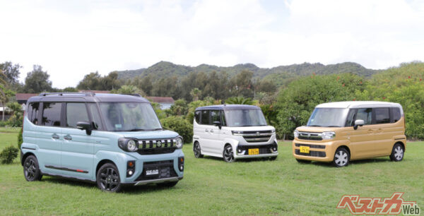 写真右から、スペーシア標準モデル、スペーシアカスタム、スペーシアギア。シリーズ合計、直近の2025年4月の月販台数は1万3337台と2位! 売れてますね~!