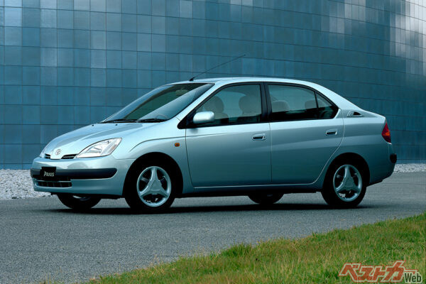 世界初の量産ハイブリッドとして1997年に登場し、話題を集めた初代トヨタ プリウス