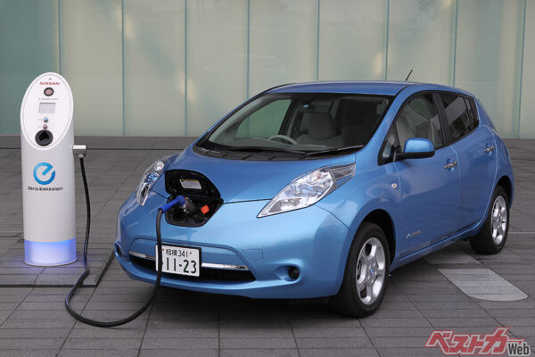5人乗り登録車としては世界初の量産電気自動車として2010年に登場した日産 リーフ