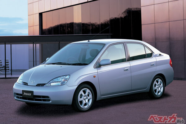 世界初の量産ハイブリッドとして1997年に登場した初代トヨタ プリウス