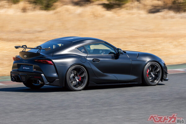 低い車高、カナードや大型リアスポイラーなどの空力パーツはステアリングの応答性を高めると同時にスタイルも際立たせる