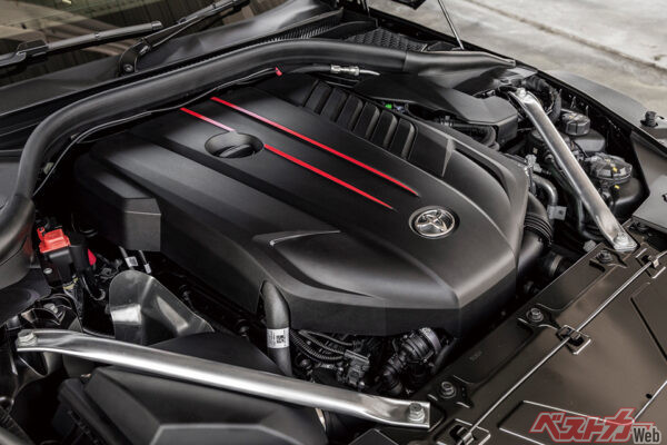 気持ちよく吹け上がるエンジン。湿度のある独特の音色を響かせつつ高回転まで滑らかに伸びていく