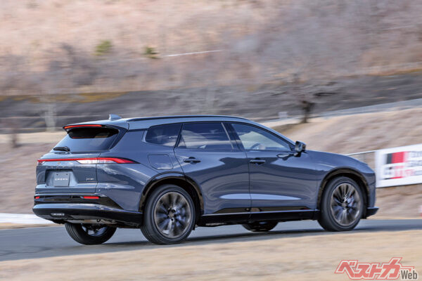 HVモデルは走っていて楽しい。高速走行の安定感と静粛性の高さならPHEVモデルか