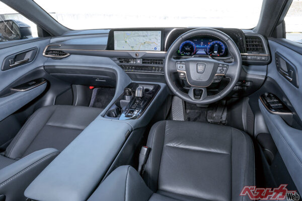 ハイブリッドは走行音が静かで快適だが、乗り心地は21インチタイヤの影響か少し硬め