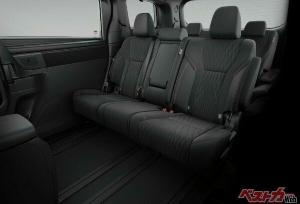 2024年12月の商品改良で追加された、ハイブリッドの「X」グレード。2列目シートはベンチタイプとなり、シリーズ中唯一の8人乗り仕様だ