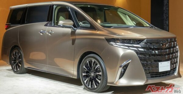 PHEVは税込1065万円～、ハイブリッド車は税込510万円～、ガソリン車は税込555万円～。最安は436万円～（消費税非課税）のウェルキャブサイドリフトアップチルトシート装着車