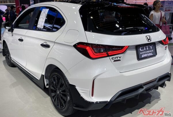 シティハッチバックの特別仕様車「DRIVAL」。ブラック塗装のエアロパーツなど、派手な加飾が多数装着されている