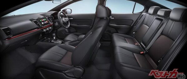 全長4.5m級のコンパクトな4ドアセダンだが、後席の足元スペースはとても広い