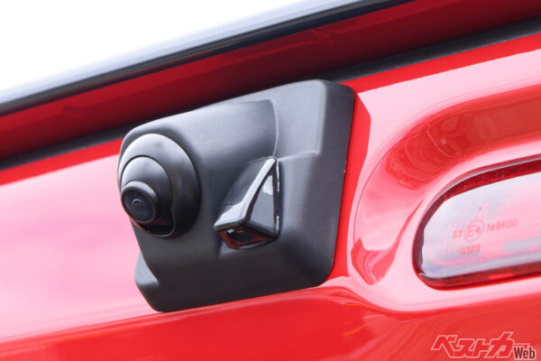 広い画角が魅力となるハイマウントリアカメラキットはリアのウォッシャー液吹き出し口一体タイプとなる