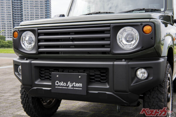 シンプルだからこそ、さまざまなカスタムにも合うオリジナルのフロントグリル