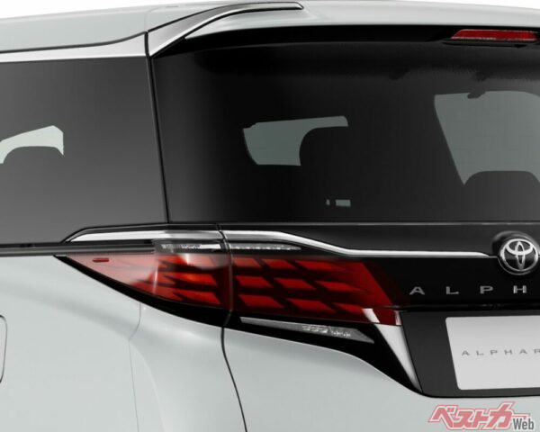 アルファードでは、エアカーテンの採用はないものの、空気抵抗低減や直進性向上の効果があるエアロスタビライジングフィンが採用されている