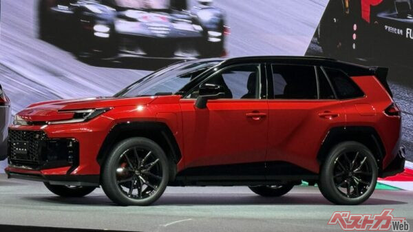 左フロントフェンダーに給電口があることからGRスポーツはPHEV!!