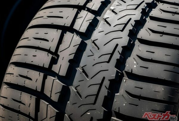 左右非対称パターンにすることで、乗り心地とウェット性能、燃費性能すべてを追求した高性能タイヤも（PHOTO：Adobe Stock_Gon Hayasaka）