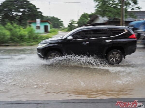 残り溝が1.6mm以上あっても、ある程度摩耗していると、ウェット性能が落ちている可能性が（PHOTO：Adobe Stock_กุลชาญ สุขสมถิ่น）