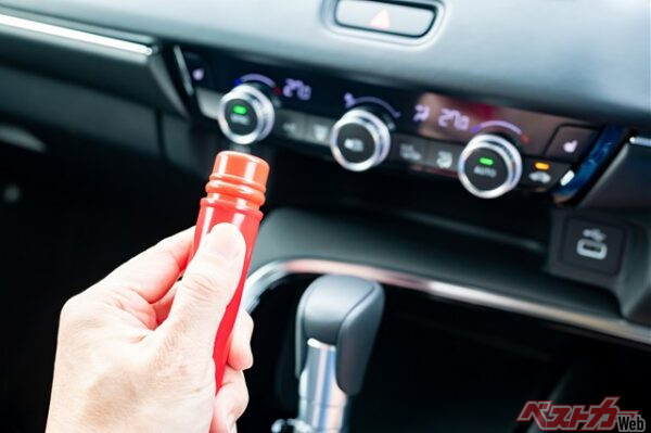 発煙筒を積載していないと整備不良!? (あんみつ姫@Adobe Stock)