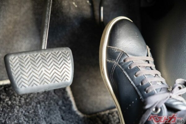 発進時はもっとも燃料を消費する。ガソリン車ならばふんわりアクセル、電動車ではぐっと加速してパッとアクセルオフを心がけよう(PHOTO：Adobe Stock_tarou230)