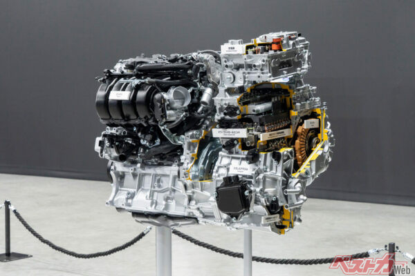 第6世代の2.5Lエンジン＋フロントeアクスル。これまでリアにあったDC/DCコンバーターと充電器もここに統合された