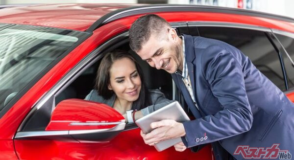 数値比較からオプション説明までタブレットで済ますことできる（weyo@Adobe Stock）