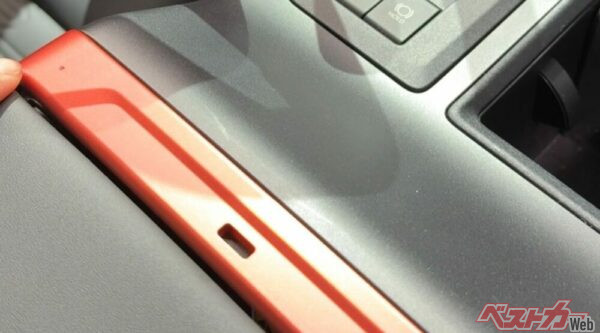 　アームレストの前端部分、そしてステアリングにオレンジのアクセントが!!!