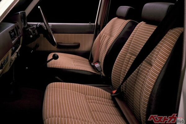 内装も必要最低限の装備だが装飾になかなか味わいがある