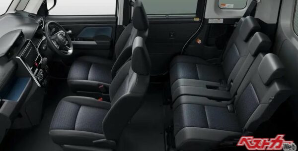 前後席間の縦移動、運転席・助手席間の横移動など、車内の行き来がスムーズになる便利なスペースを確保