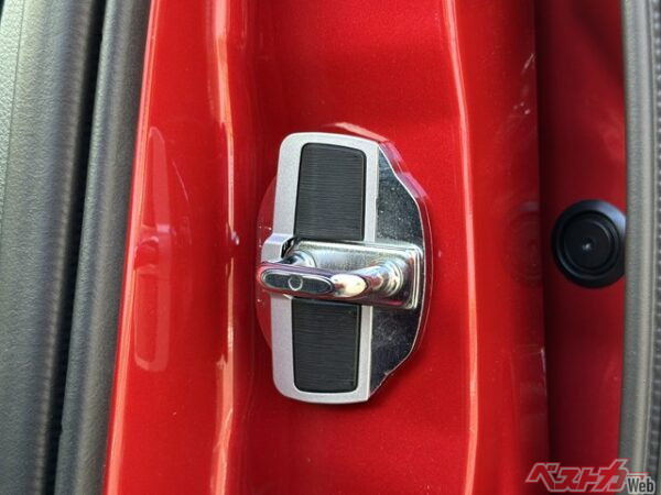 実際に装着してみるとこんな感じに。性能的にももはや標準装備してほしいレベル