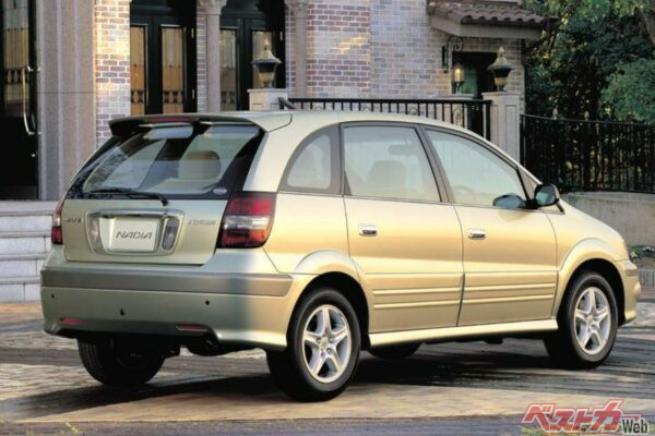 コンパクトながらゴルフバックを3つも置けてしまうのだ