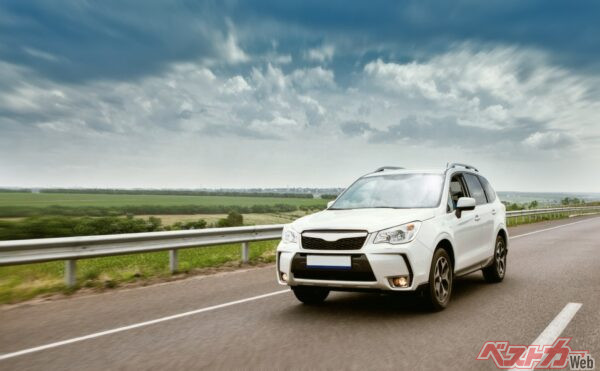 綺麗なアスファルトよりも、少しロードノイズが出やすく荒れた路面の方が、入眠率は高いようだ(Soloviova Liudmyla@Adobestock)