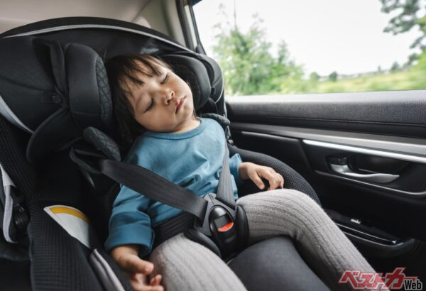 子供が寝やすい環境、寝やすい運転を心がけて、クルマを大きなゆりかごにしてしまおう(geargodz@Adobestock)