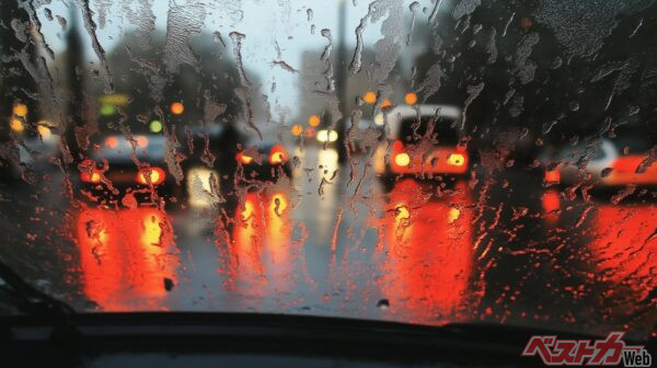 ガラスコートは、施工前と施工後では雨の日の視界のクリア加減が雲泥の差なので、是非とも梅雨前に施工をおススメする（Creative Reflections@Adobestock）