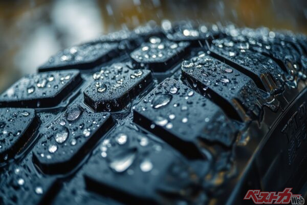 タイヤを選ぶ際には、ラベリングにあるウェットグリップ性能をチェックしよう。aのモノを選んでおけば、雨対策はOKだ(osagvsa@Adobestock)