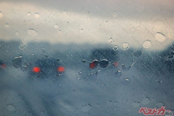 　雨のドライブでも「見える化」を進めていき、安心して運転できるクルマで、梅雨、そして夏を迎えようではないか（justoomm@Adobestock）