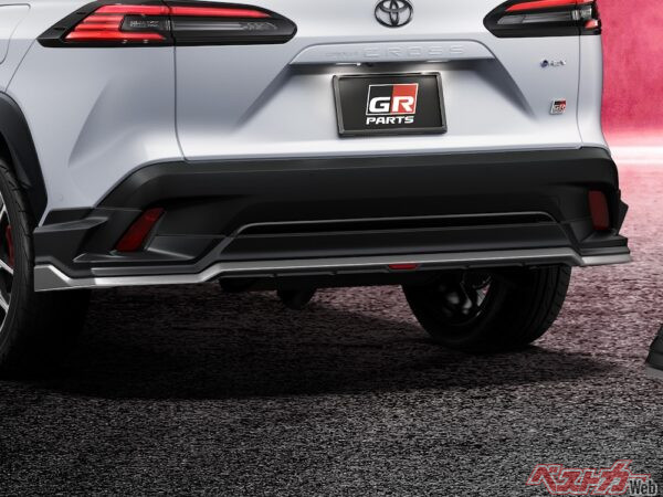 リアスタイルは赤いオーナメントが特徴的