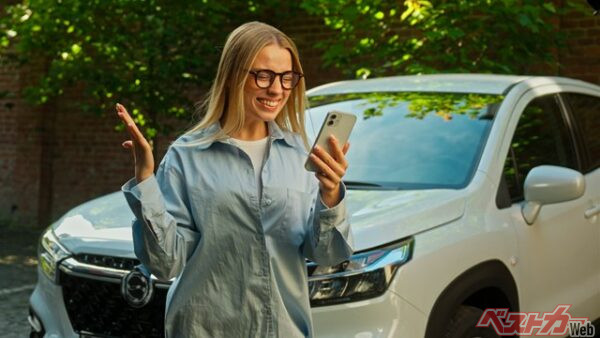 クルマに異常がないかつねに通知で確認できる(Yuliia@Adobe Stock)