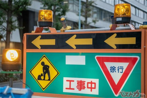 徐行とは数値ではなく「すぐに停止できる速度」を指す(Hassyoudo@Adobestock)