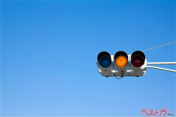 地方によっても違いがあるが黄色信号は「止まれ」が減速(Paylessimages@Adobestock)