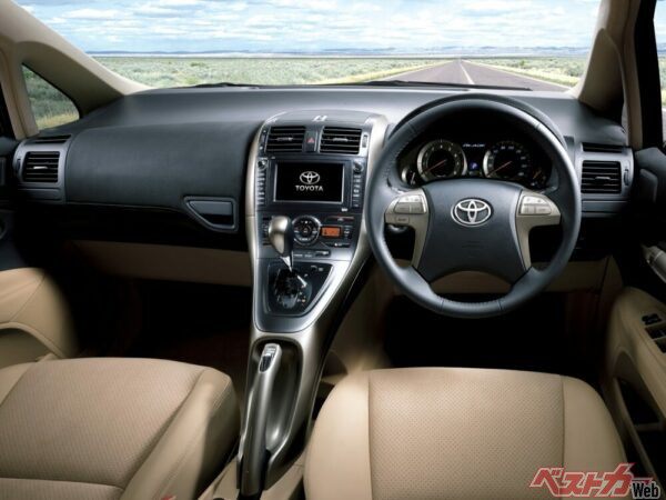 ドアトリムからインストルメントパネル、メーター周辺にかけてあしらわれたスエード調の表皮と、センタークラスターパネルやオーナメントに施されたチタン調塗装が、上質で洗練された室内空間を演出