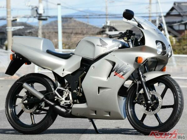 フルカウルのスポーツモデルでありながら、メットインで実用性も高めたフルサイズ50cc「NS-1」