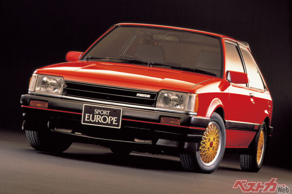 マツダ代表は5代目ファミリア。シンプルで新鮮なボクシーデザインで大ヒット車になった