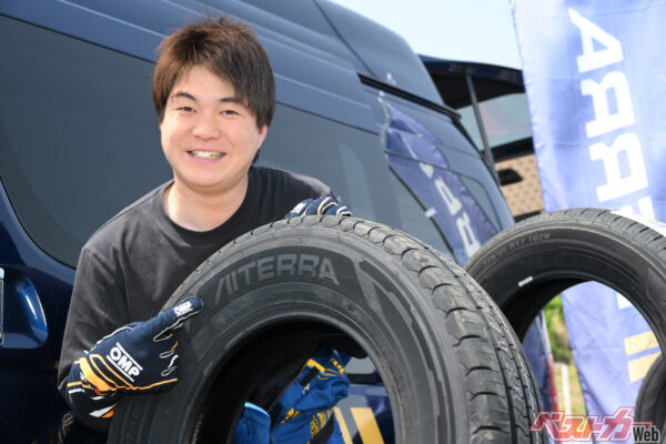 日本はもちろん世界の道を知っている新井大輝。アイテラに乗るのは初めてで興味津々だ