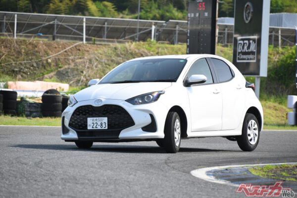 1Lのヤリスに履いたアイエコEC50だが、ステアリングへの反応がしっかりと伝わってきて安心感がある