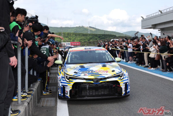 困難を乗り越え、大歓声の中チェッカーを受ける。エンジニアやメカニックは喜びもつかの間、その場で課題解決に向け、取り組み始める