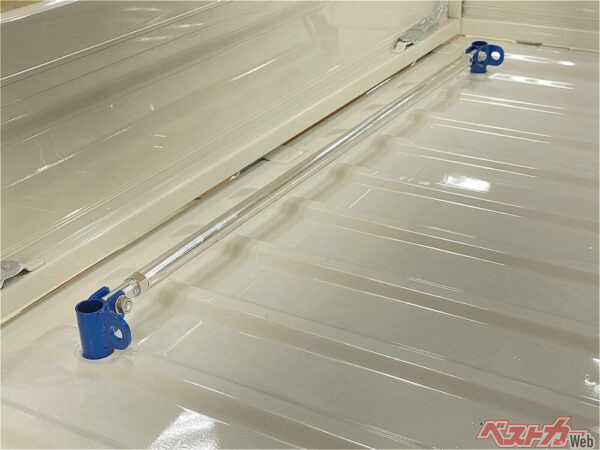 シュピーゲルのモノコックバー センター。荷台左右を繋ぐように取り付ける